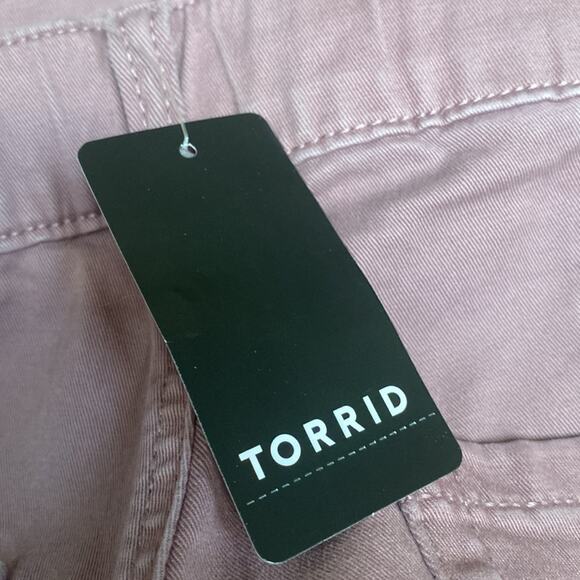Torrid 3.5 Inch Pull-On Weekend Stretch Twill Short - Picture 8 of 10